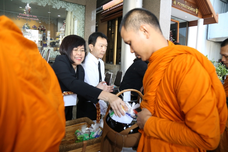 ทำบุญตักบาตรข้าวสารอาหารแห้ง ประจำเดือนเดือนเมษายน 2560