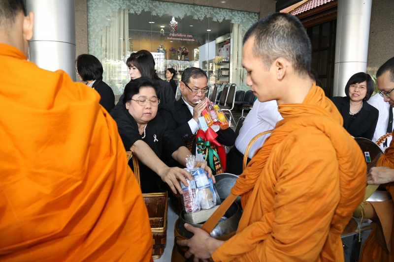 ทำบุญตักบาตรข้าวสารอาหารแห้ง ประจำเดือนเดือนเมษายน 2560