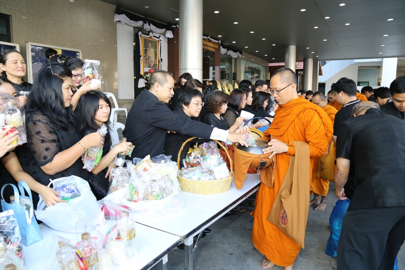 ทำบุญตักบาตรข้าวสารอาหารแห้ง ประจำเดือนเดือนเมษายน 2560