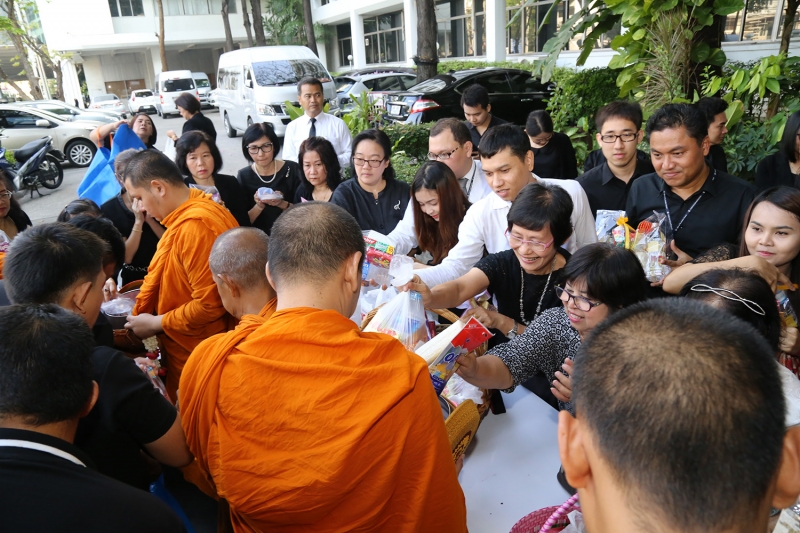 ทำบุญตักบาตรข้าวสารอาหารแห้ง ประจำเดือนเดือนเมษายน 2560