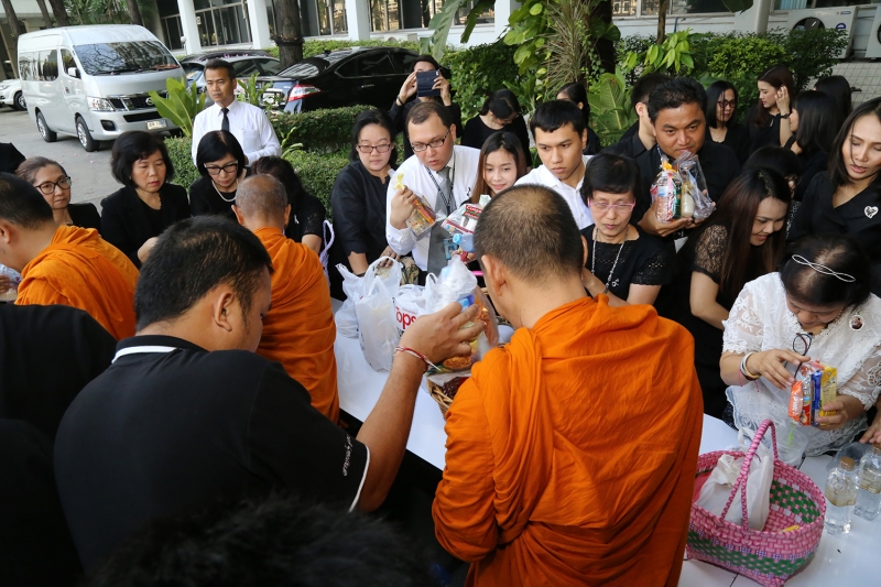 ทำบุญตักบาตรข้าวสารอาหารแห้ง ประจำเดือนเดือนเมษายน 2560