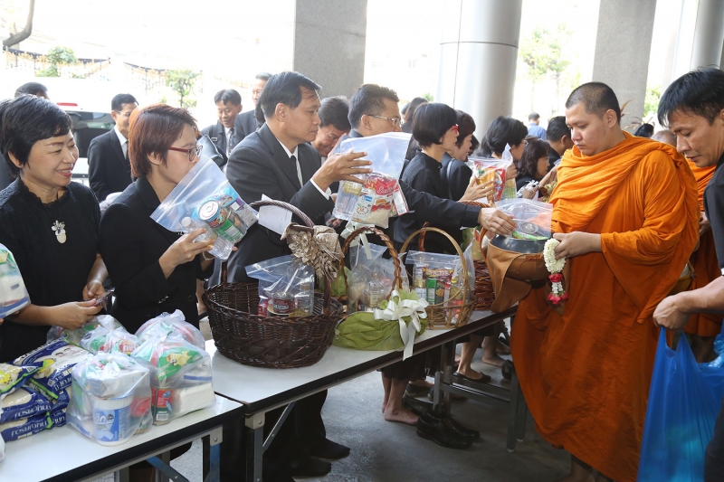ทำบุญตักบาตรข้าวสารอาหารแห้ง ประจำเดือนเดือนเมษายน 2560