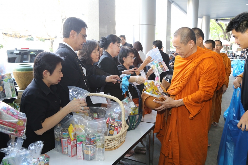 ทำบุญตักบาตรข้าวสารอาหารแห้ง ประจำเดือนเดือนเมษายน 2560