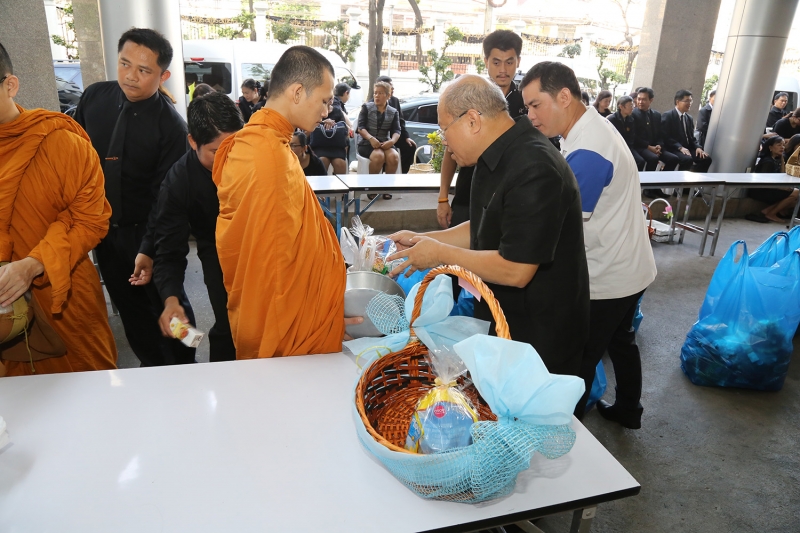 ทำบุญตักบาตรข้าวสารอาหารแห้ง ประจำเดือนเดือนเมษายน 2560