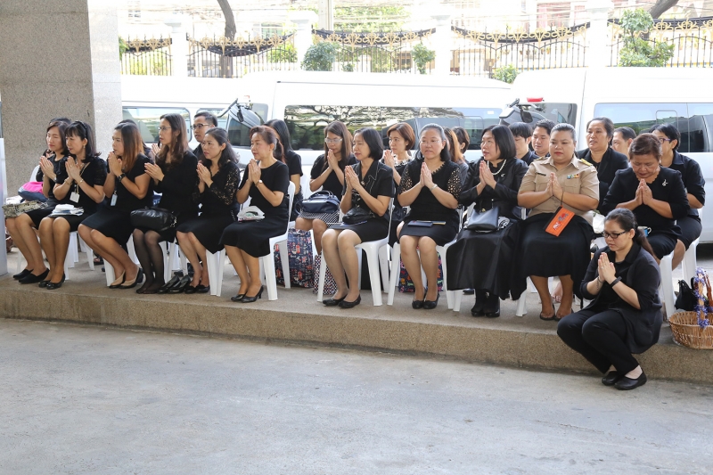 ทำบุญตักบาตรข้าวสารอาหารแห้ง ประจำเดือนเดือนเมษายน 2560