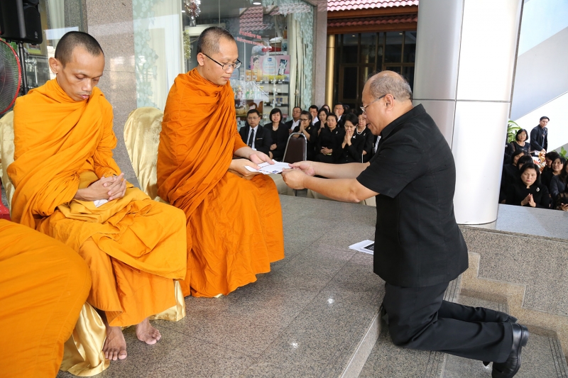ทำบุญตักบาตรข้าวสารอาหารแห้ง ประจำเดือนเดือนเมษายน 2560