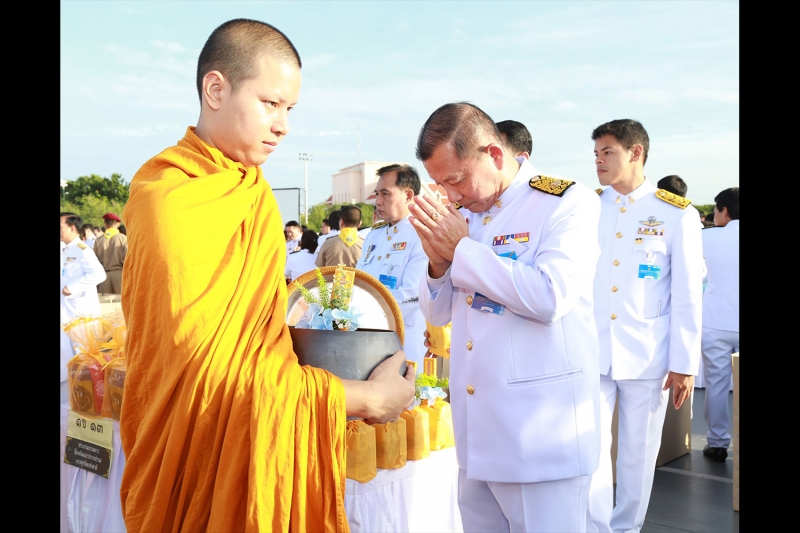 พิธีทำบุญตักบาตรถวายพระราชกุศล