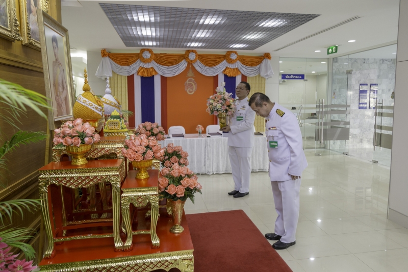 ประธานกรรมการตรวจเงินแผ่นดิน ถวายแจกันดอกไม้ต่อเบื้องหน้าพระรูปและลงนามถวายพระพรชัยมงคล