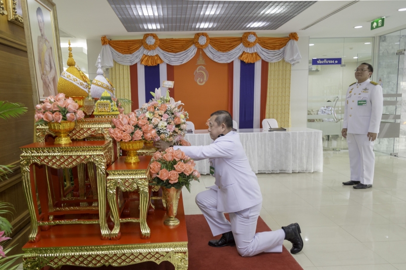 ประธานกรรมการตรวจเงินแผ่นดิน ถวายแจกันดอกไม้ต่อเบื้องหน้าพระรูปและลงนามถวายพระพรชัยมงคล