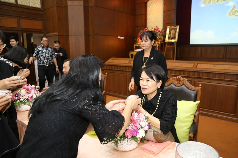 พิธีสรงน้ำพระและรดน้ำขอพร