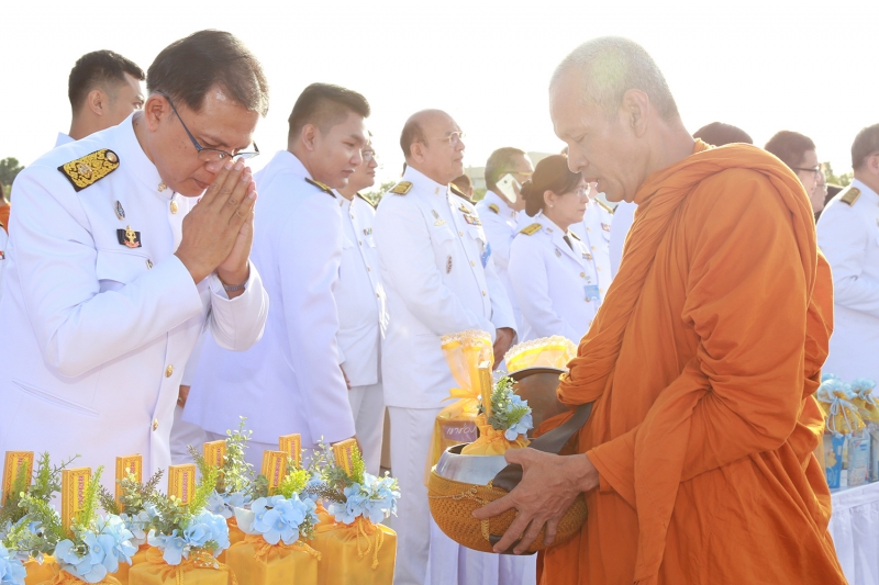พิธีทำบุญตักบาตรถวายพระราชกุศล