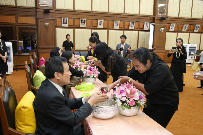 พิธีสรงน้ำพระและรดน้ำขอพร