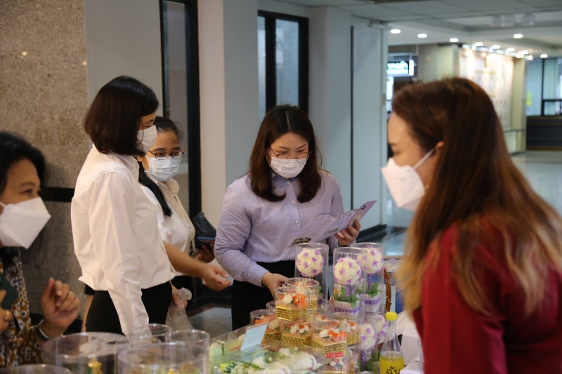 สำนักงานการตรวจเงินแผ่นดินร่วมสนับสนุนผลิตภัณฑ์ดอกมะลิของสมาคมสภาสังคมสงเคราะห์แห่งประเทศไทยฯ ณ สำนักงานการตรวจเงินแผ่นดิน