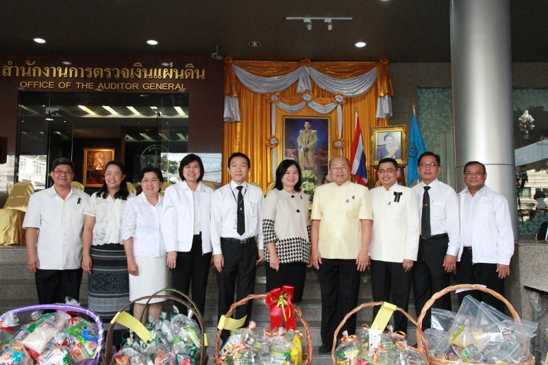 ทำบุญตักบาตรข้าวสารอาหารแห้ง และถวายปัจจัย เดือนสิงหาคม 2560