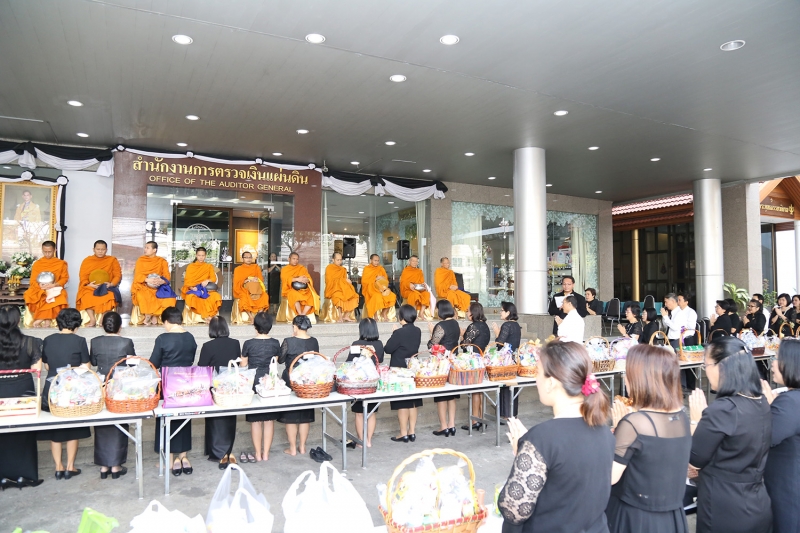 ทำบุญตักบาตรข้าวสารอาหารแห้ง ประจำเดือนเดือนพฤษภาคม 2560