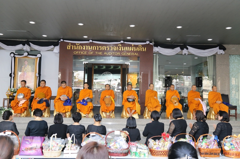 ทำบุญตักบาตรข้าวสารอาหารแห้ง ประจำเดือนเดือนพฤษภาคม 2560