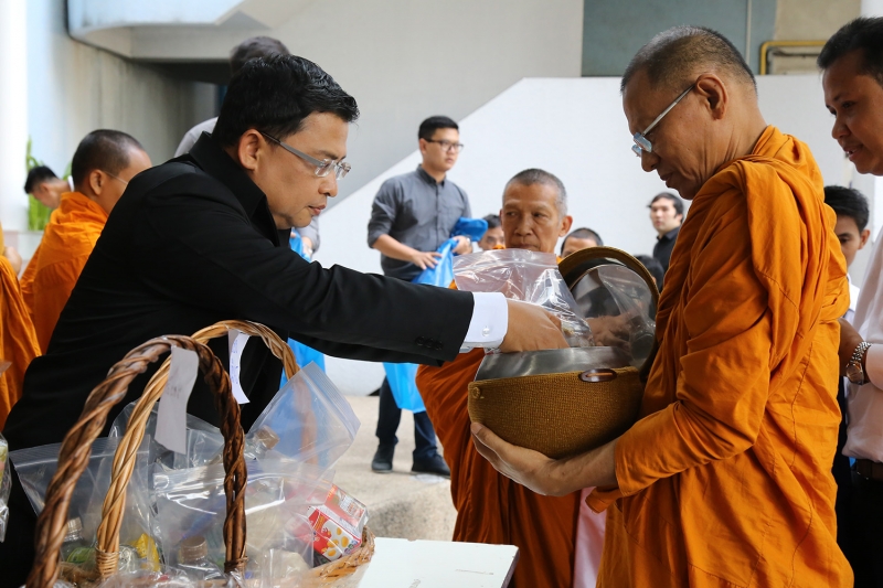 ทำบุญตักบาตรข้าวสารอาหารแห้ง ประจำเดือนเดือนพฤษภาคม 2560