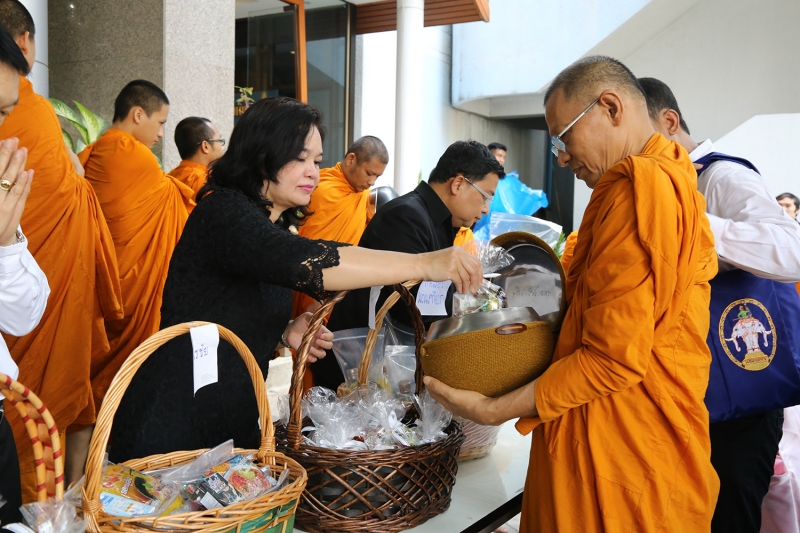 ทำบุญตักบาตรข้าวสารอาหารแห้ง ประจำเดือนเดือนพฤษภาคม 2560