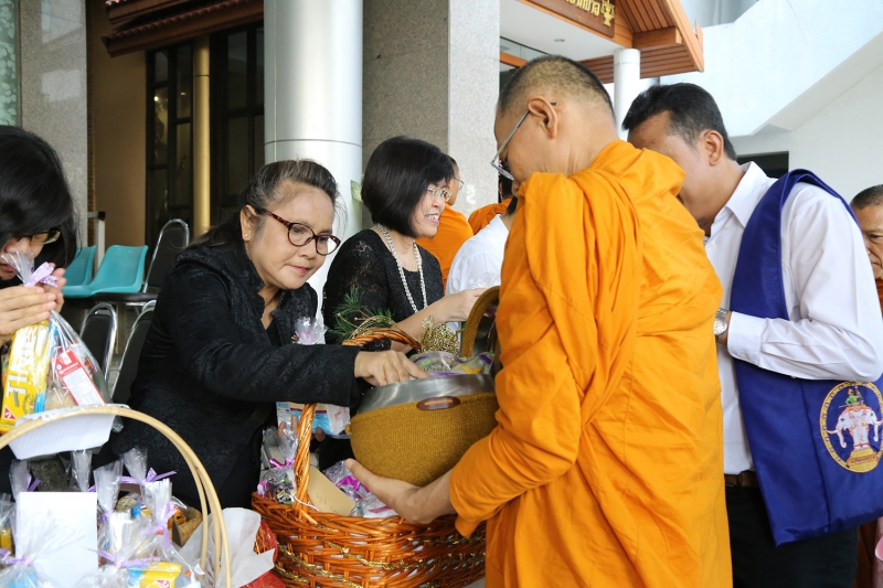 ทำบุญตักบาตรข้าวสารอาหารแห้ง ประจำเดือนเดือนพฤษภาคม 2560