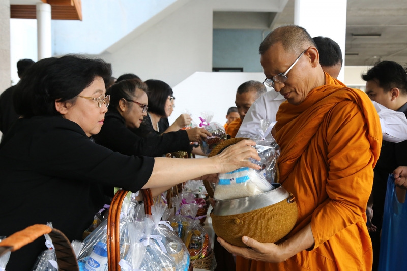 ทำบุญตักบาตรข้าวสารอาหารแห้ง ประจำเดือนเดือนพฤษภาคม 2560