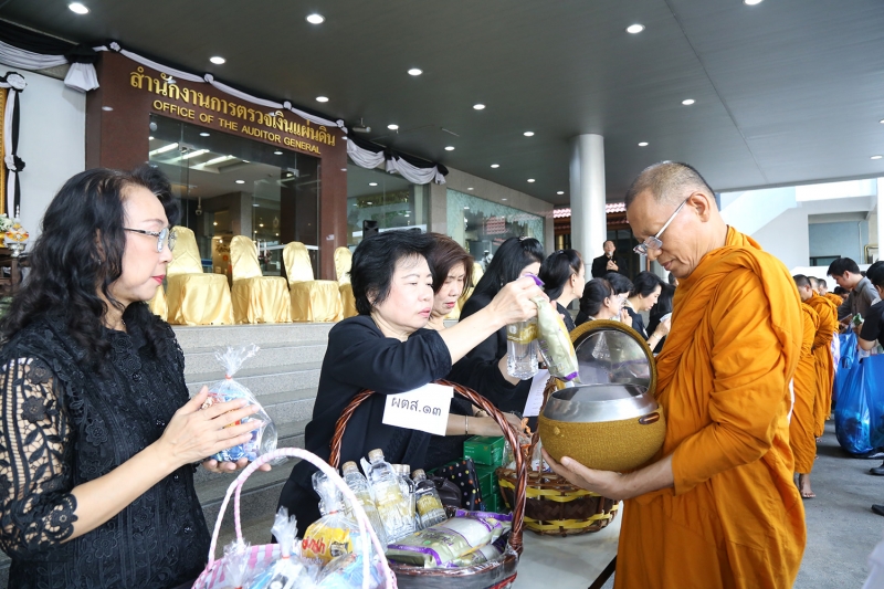 ทำบุญตักบาตรข้าวสารอาหารแห้ง ประจำเดือนเดือนพฤษภาคม 2560