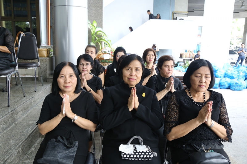 ทำบุญตักบาตรข้าวสารอาหารแห้ง ประจำเดือนเดือนพฤษภาคม 2560