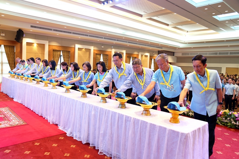พิธีรับหมวกและผ้าพันคอพระราชทานในโครงการจิตอาสา “เราทำความ ดี ด้วยหัวใจ”