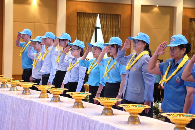 พิธีรับหมวกและผ้าพันคอพระราชทานในโครงการจิตอาสา “เราทำความ ดี ด้วยหัวใจ”