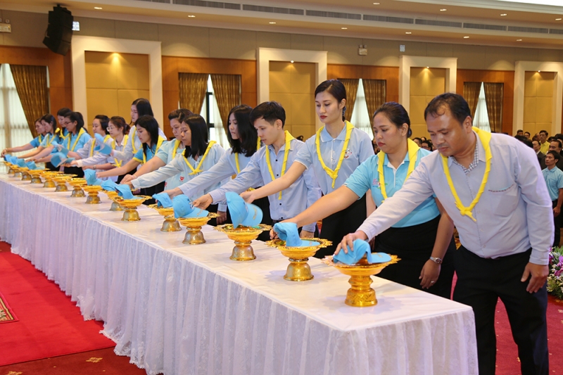 พิธีรับหมวกและผ้าพันคอพระราชทานในโครงการจิตอาสา “เราทำความ ดี ด้วยหัวใจ”