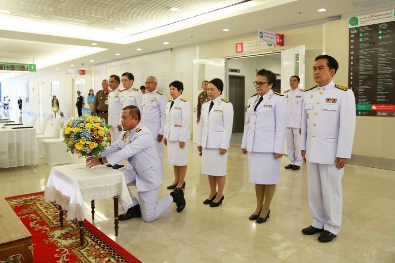 ลงนามถวายพระพรองค์ราชินี