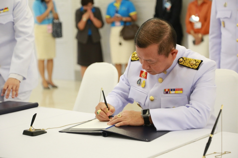 ลงนามถวายพระพรองค์ราชินี