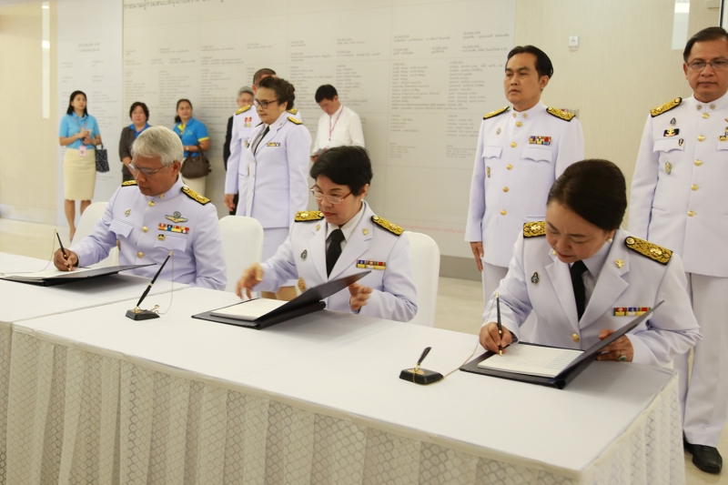 ลงนามถวายพระพรองค์ราชินี