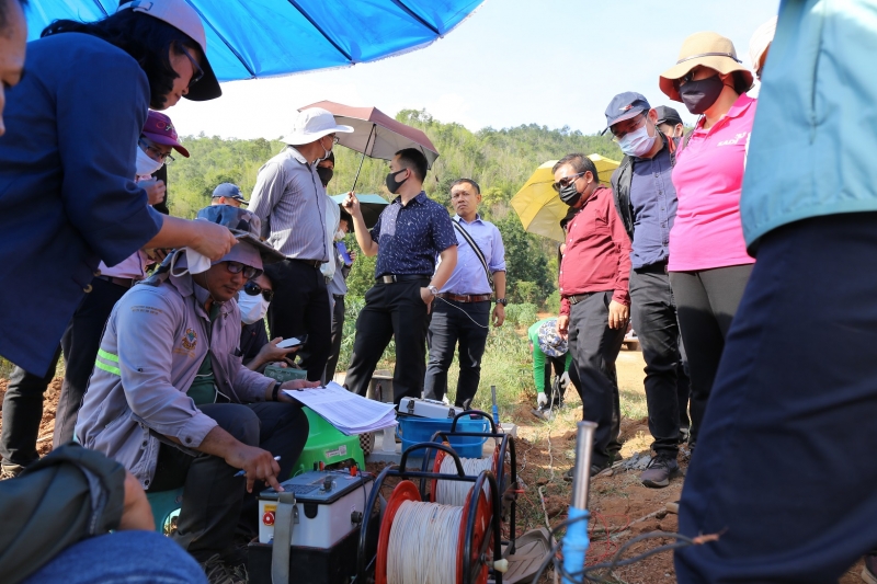 พิธีเปิดโครงการฝึกอบรมเชิงปฏิบัติการ หลักสูตร “การเจาะและพัฒนาบ่อน้ำบาดาล” และศึกษาดูงาน ณ พื้นที่ขุดเจาะน้ำบาดาล จังหวัดกาญจนบุ