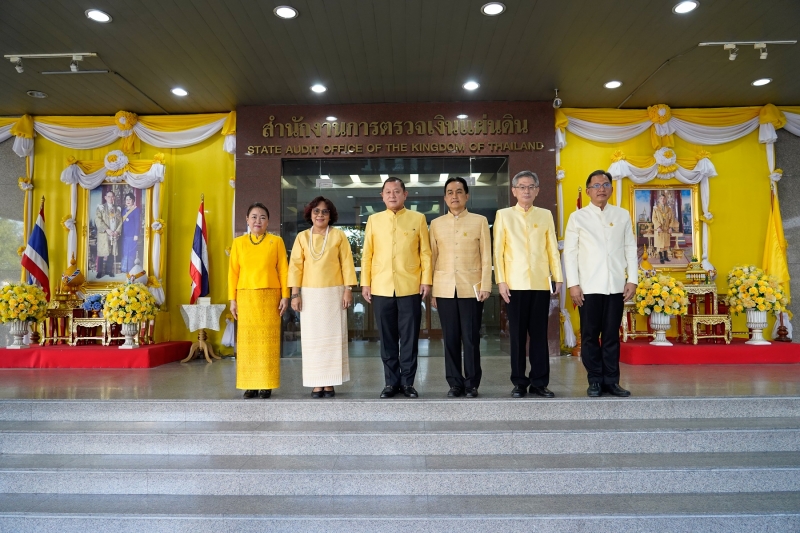 พิธีทำบุญตักบาตรข้าวสารอาหารแห้ง คณะสงฆ์จำนวน 9 รูป จากวัดโสมนัสราชวรวิหาร พระอารามหลวง เพื่อน้อมอุทิศถวายเป็นพระราชกุศลแด่พระบา