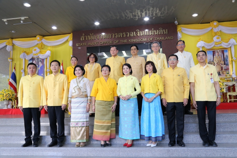 พิธีทำบุญตักบาตรข้าวสารอาหารแห้ง คณะสงฆ์จำนวน 9 รูป จากวัดโสมนัสราชวรวิหาร พระอารามหลวง เพื่อน้อมอุทิศถวายเป็นพระราชกุศลแด่พระบา