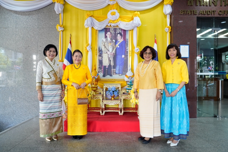 พิธีทำบุญตักบาตรข้าวสารอาหารแห้ง คณะสงฆ์จำนวน 9 รูป จากวัดโสมนัสราชวรวิหาร พระอารามหลวง เพื่อน้อมอุทิศถวายเป็นพระราชกุศลแด่พระบา