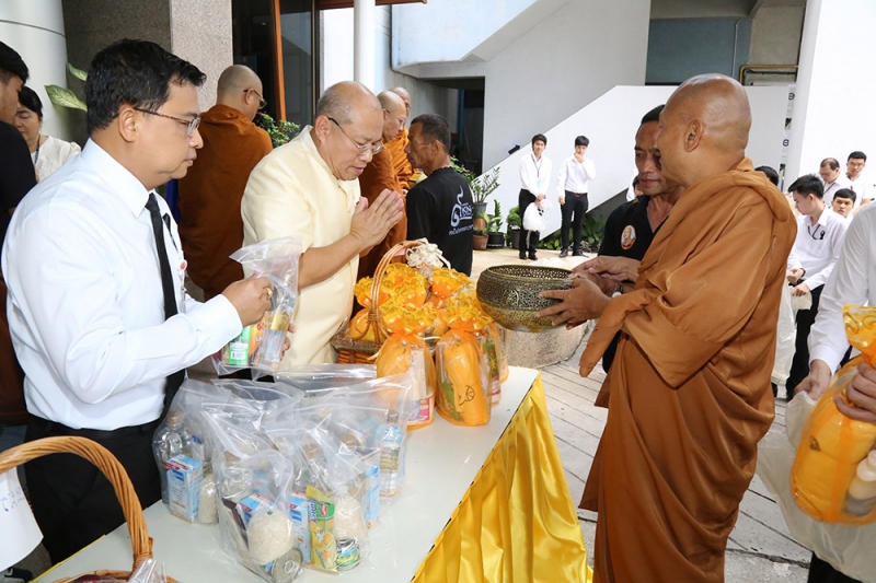 ทำบุญตักบาตรข้าวสารอาหารแห้ง และถวายปัจจัย