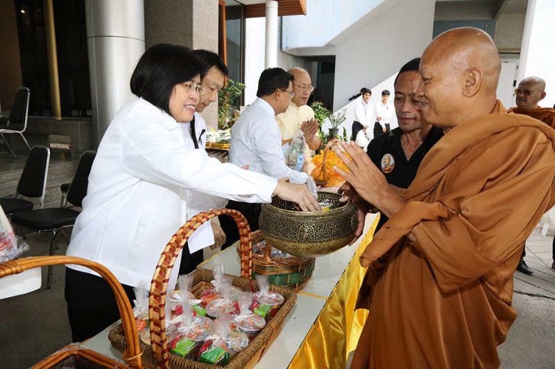 ทำบุญตักบาตรข้าวสารอาหารแห้ง และถวายปัจจัย