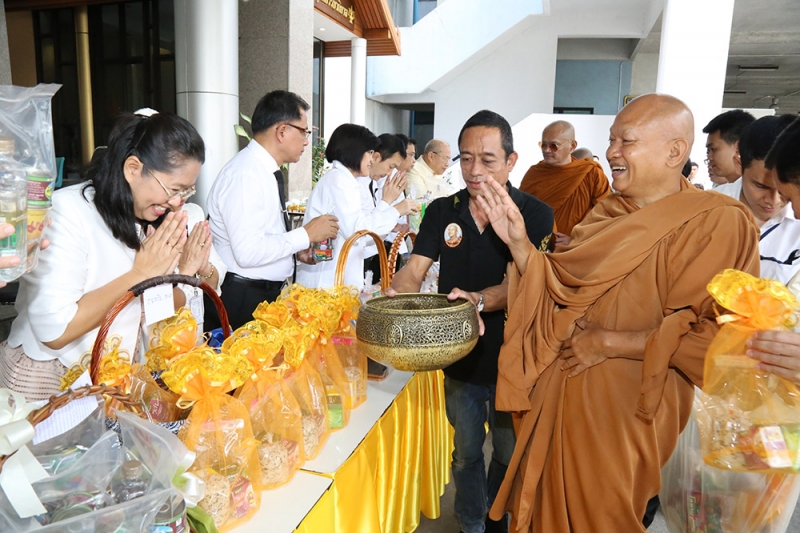 ทำบุญตักบาตรข้าวสารอาหารแห้ง และถวายปัจจัย