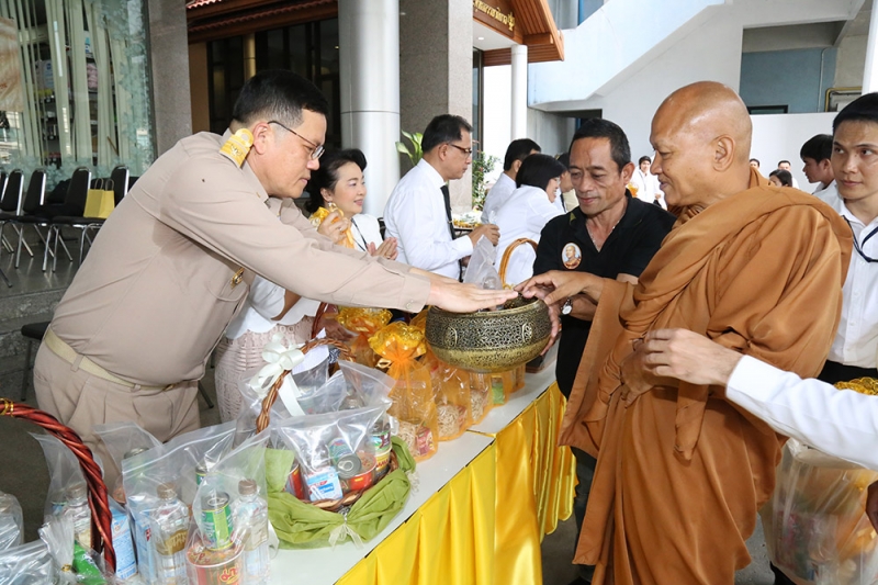 ทำบุญตักบาตรข้าวสารอาหารแห้ง และถวายปัจจัย