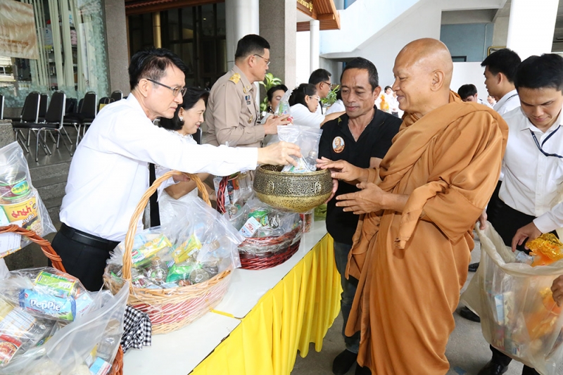 ทำบุญตักบาตรข้าวสารอาหารแห้ง และถวายปัจจัย