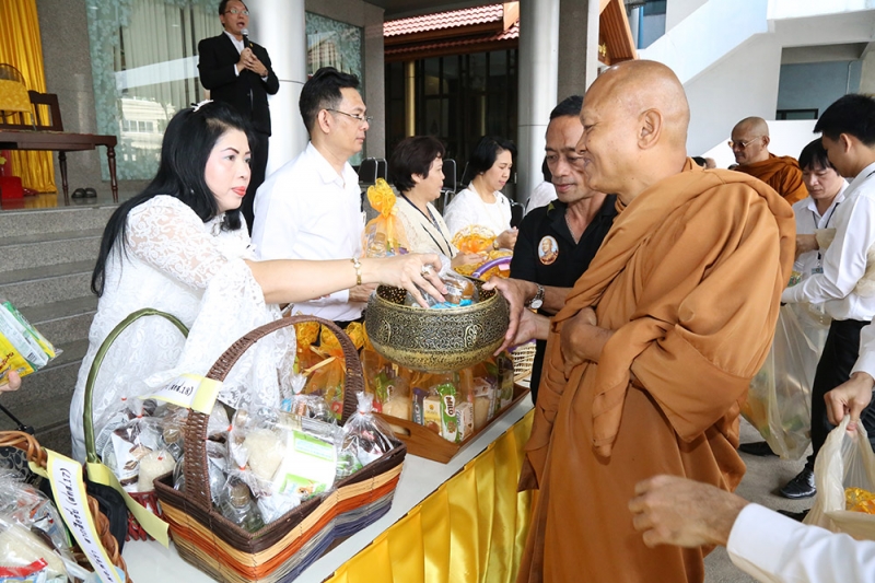 ทำบุญตักบาตรข้าวสารอาหารแห้ง และถวายปัจจัย