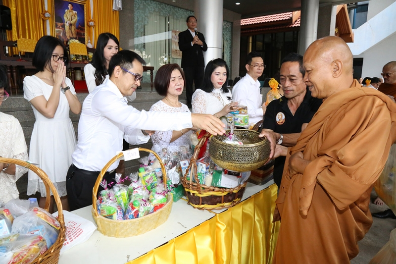 ทำบุญตักบาตรข้าวสารอาหารแห้ง และถวายปัจจัย