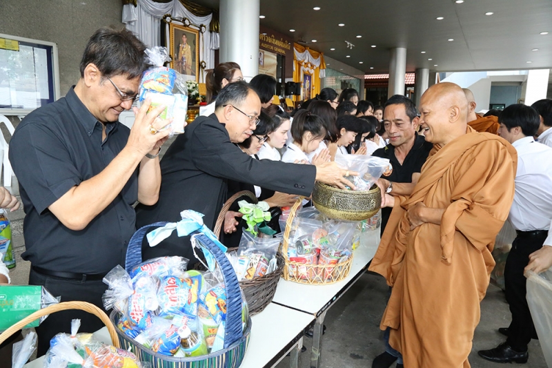 ทำบุญตักบาตรข้าวสารอาหารแห้ง และถวายปัจจัย