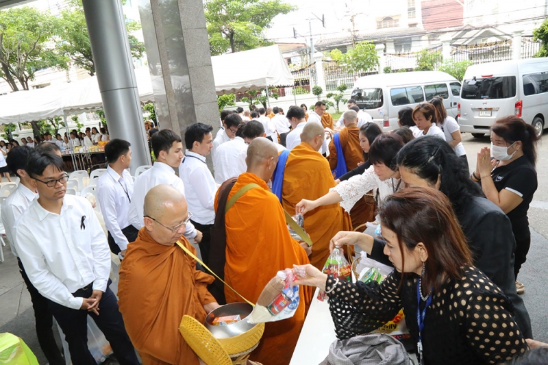 ทำบุญตักบาตรข้าวสารอาหารแห้ง และถวายปัจจัย