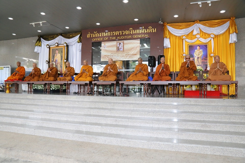 ทำบุญตักบาตรข้าวสารอาหารแห้ง และถวายปัจจัย