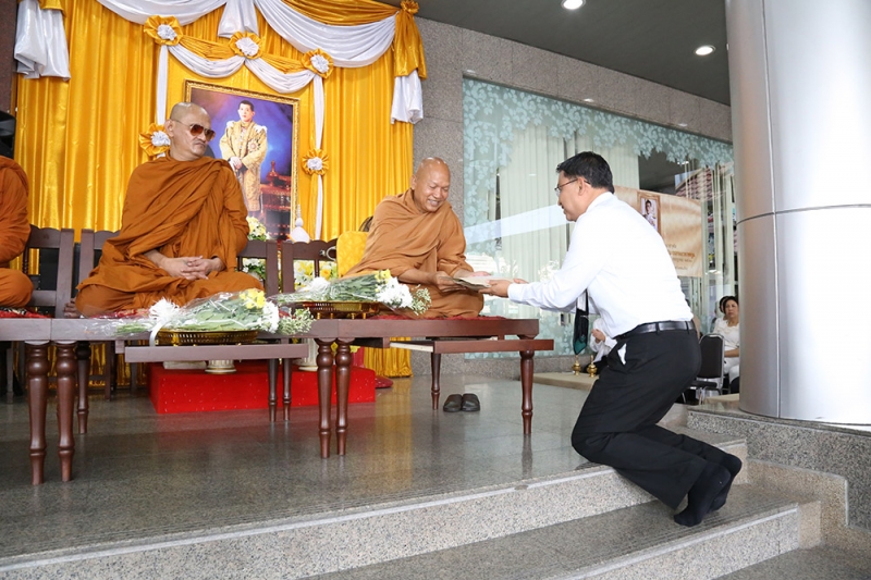 ทำบุญตักบาตรข้าวสารอาหารแห้ง และถวายปัจจัย