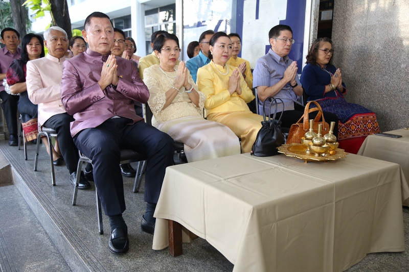 ร่วมทำบุญตักบาตรข้าวสารอาหารแห้ง