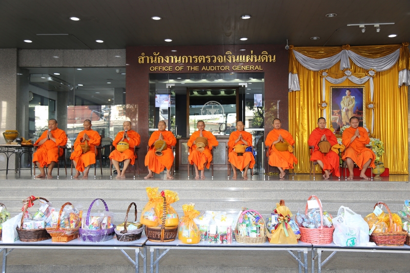 ร่วมทำบุญตักบาตรข้าวสารอาหารแห้ง