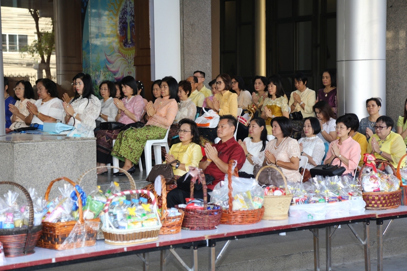 ร่วมทำบุญตักบาตรข้าวสารอาหารแห้ง